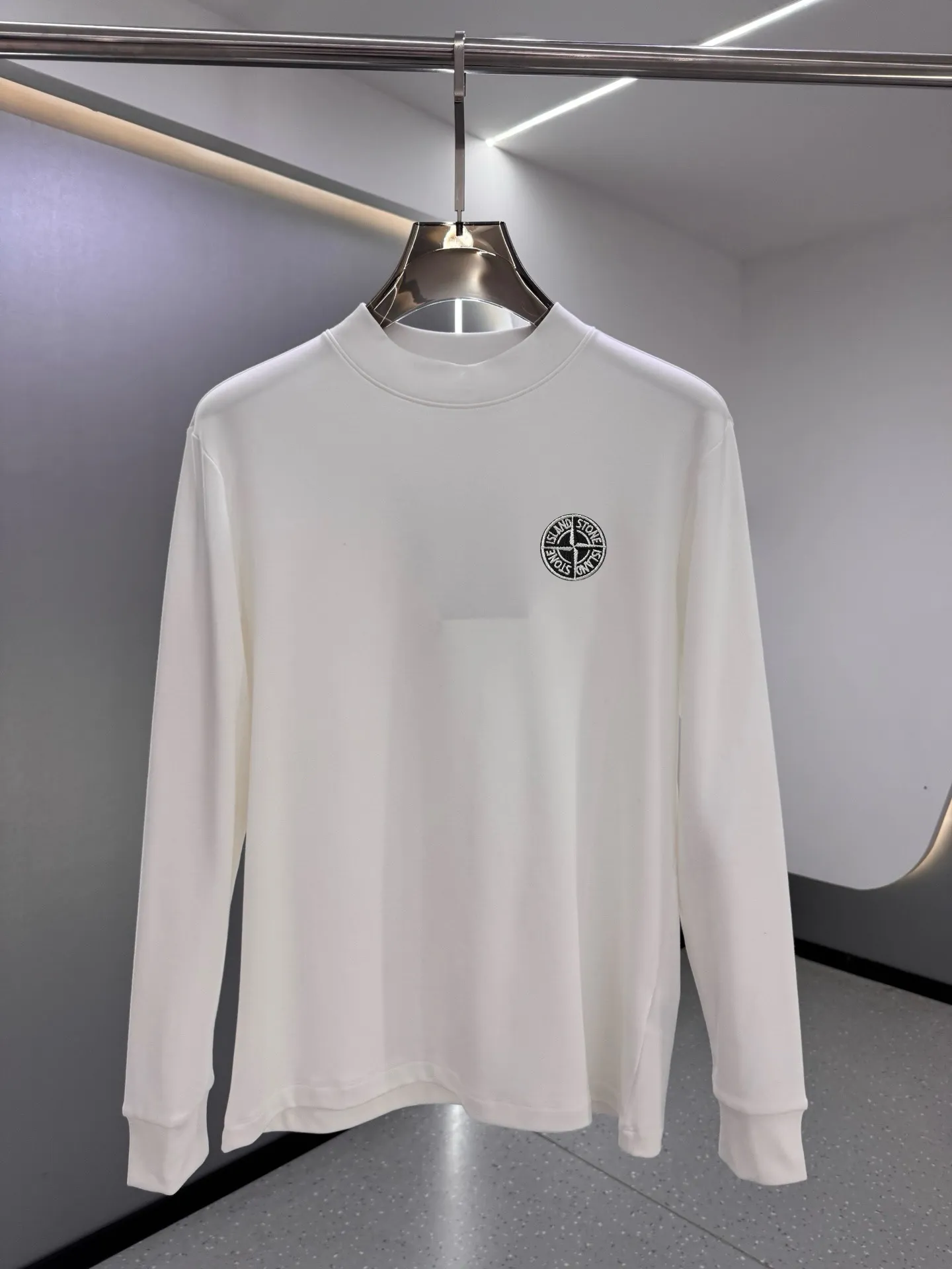 P220 Stone Island 2025 autumn and winter men's latest trade order mid-collar bottoming shirt, in full condition! ! Designed with logo embroidery! Customized 100% pure cotton fabric! Weighing 330g, the upper body is comfortable and breathable, not stiff, and has a rich three-dimensional feel overall. It is a quality export order that meets the simple needs of commuters. The upper body effect is very good, slimming, and not picky about the figure. The fabric workmanship is impeccable. Black White Size: XS-2XL